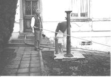 Monsieur De Buck et son assistant, puisatier (Photo : Bénédicte Vivier)